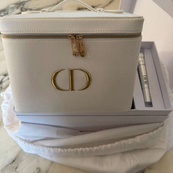 DIOR Travel Case w/ Towel, Band + Serum Platinum Loyalty GWP - Picture 1 of 1